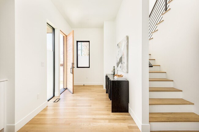 Foto del edificio - LUX 3BD, 4BA Sunnyside Home with Office and 2-Car Garage