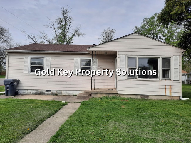 Building Photo - 3 BR 1 BA House with Garage Across from Pu...