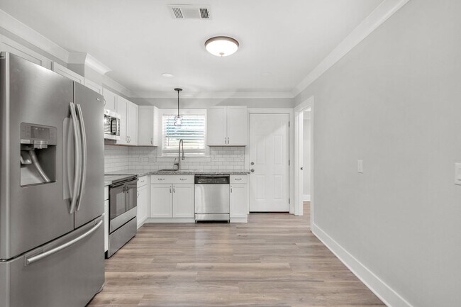 Building Photo - Beautiful, centrally located unit availabl...