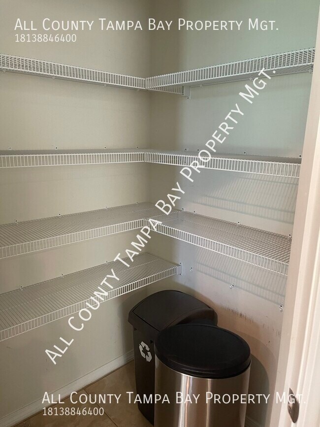 Building Photo - Stunning 3 bedroom 2.5 bath townhome!