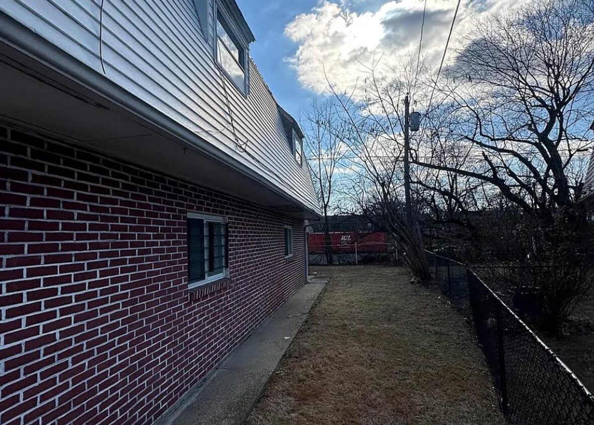 Building Photo - 3 Bed Row Home in Chester, PA