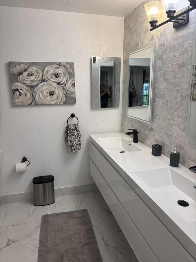 Foto del edificio - 5048 Heatherhill Ln