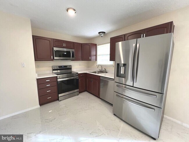 Foto del edificio - Beautiful and spacious split foyer home wi...