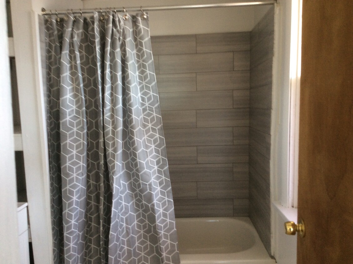 Bath - 2205 Beale Ave