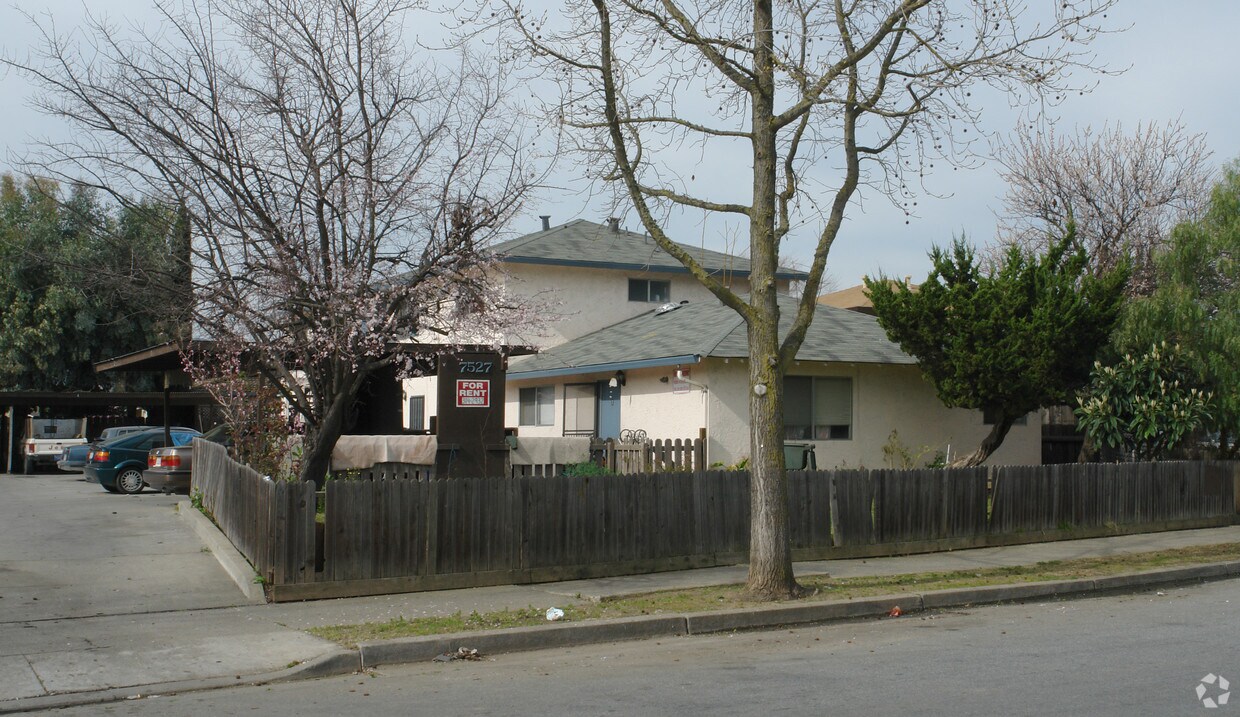 Foto del edificio - 7527 Rogers Ln