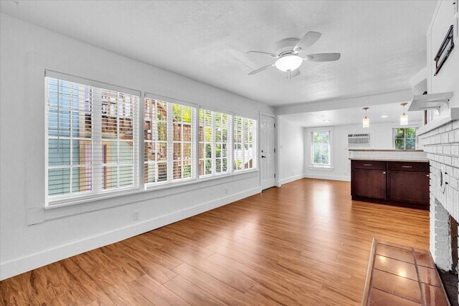 Living room - 539 6th St N