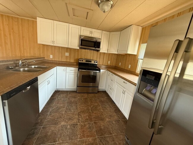 Building Photo - Single-family home available!