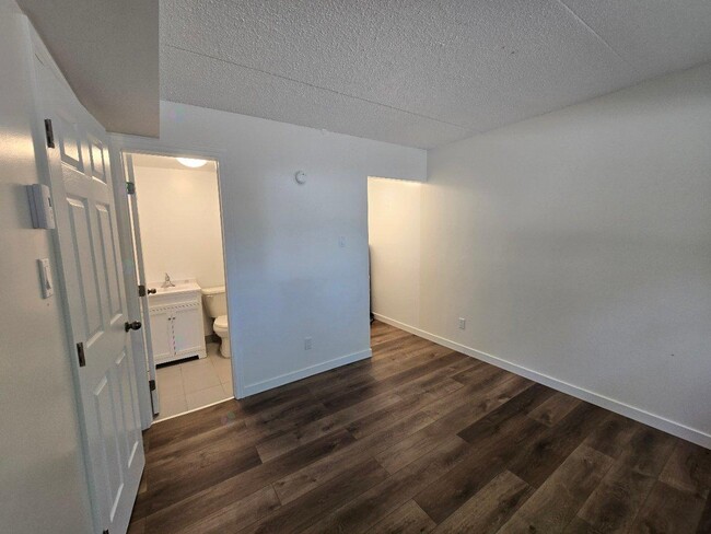 Building Photo - 295 Rue du Pont
