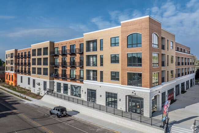 Building Photo - Monarch on Main
