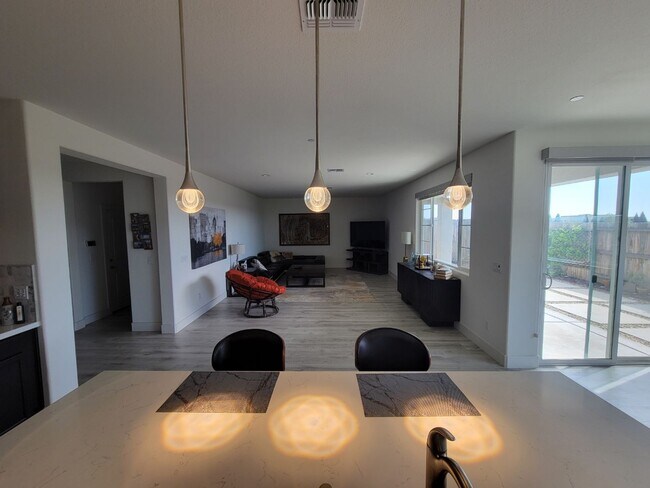 Foto del edificio - Beautiful 4/2/5 located in Lincoln w/ Sola...
