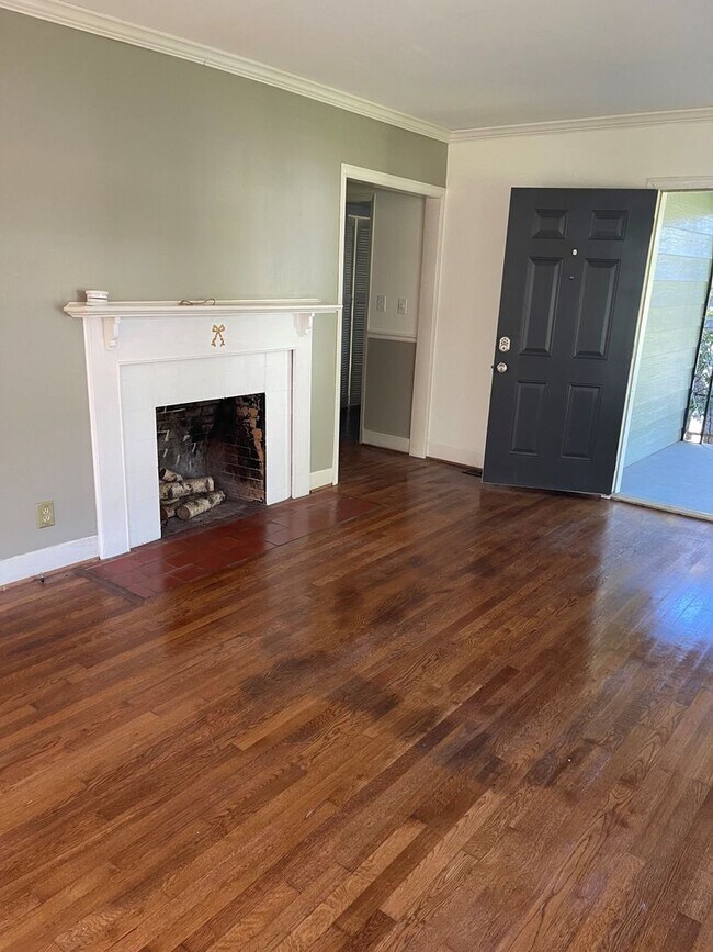Building Photo - Comfortable Crestwood Cottage