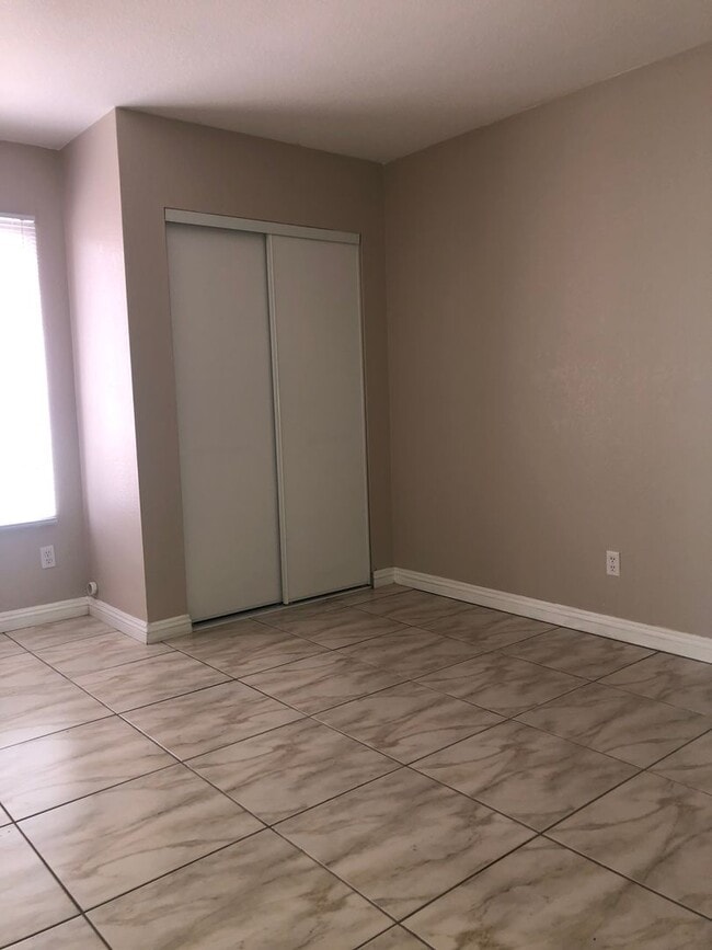 Building Photo - GORGEOUS SINGLE STORY HOME IN NORTH TOWN READY FOR YOU TO RENT !!