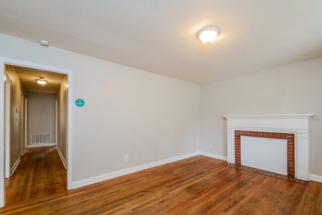 Building Photo - 110 E Crestview Dr