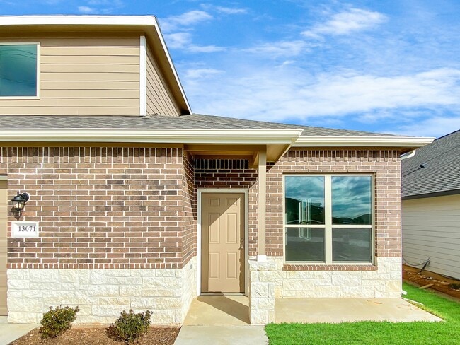 Building Photo - 13071 Clear View Dr