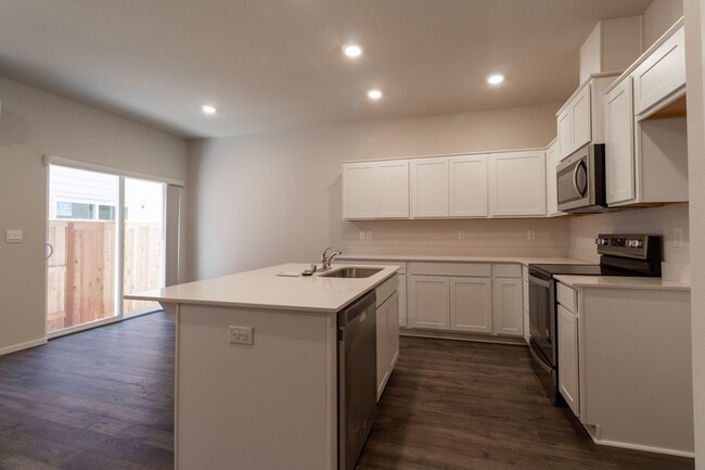 Building Photo - Beautiful  3 Bedroom 2.5 bathroom Townhouse-Battle Ground School District