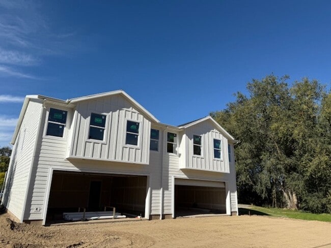 Building Photo - Beautiful townhome with 2 car garage, Central Air and Master Suite
