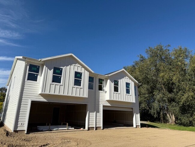 Foto del edificio - Beautiful townhome with 2 car garage, Central Air and Master Suite