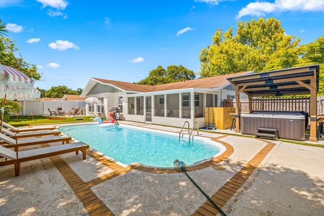 Building Photo - 10703 Del Prado Dr S