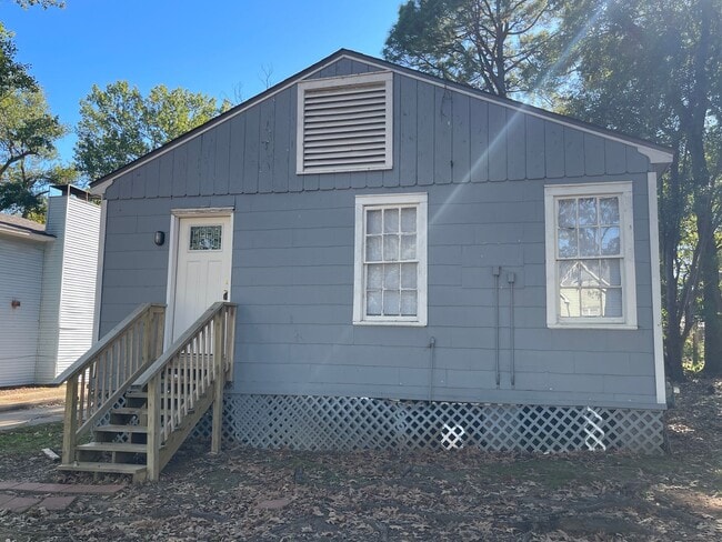 Building Photo - 1/2 OFF FIRST MONTHS RENT*ADORABLE DUPLEX ...