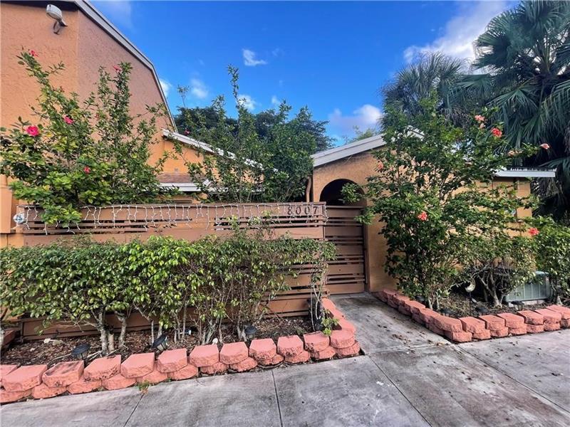 Foto principal - 8007 NW 71st Ct