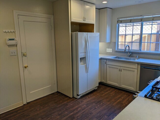 Building Photo - Spacious 3 Bed 1.5 Bath House Close to Val...