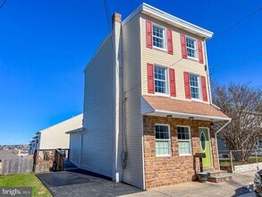 Building Photo - 105 7th St