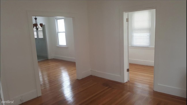Building Photo - 3 br, 1 bath Apartment - 39 Anthony st