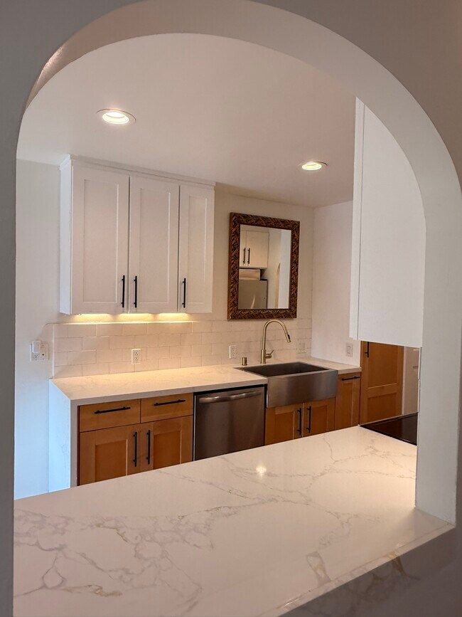 Fregadero tipo delantal, lavavajillas nuevo en una cocina impresionante - 496 Sherwood Way