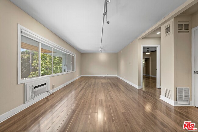 Building Photo - 8555 Sherwood Dr