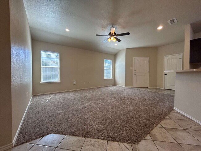 Foto del edificio - Duplex Located Just Off S. Loop Convenient...