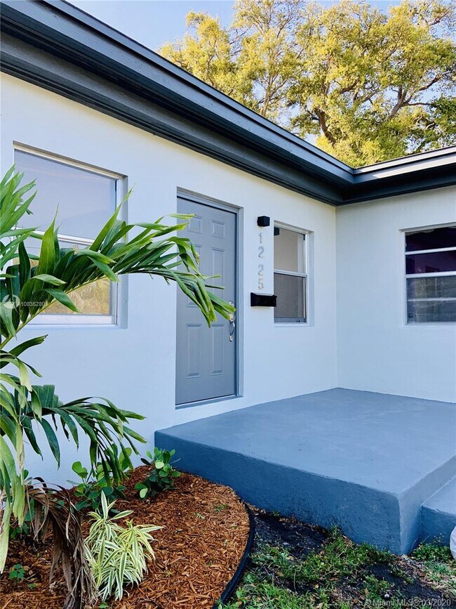 Building Photo - 1225 SW 23rd Ave