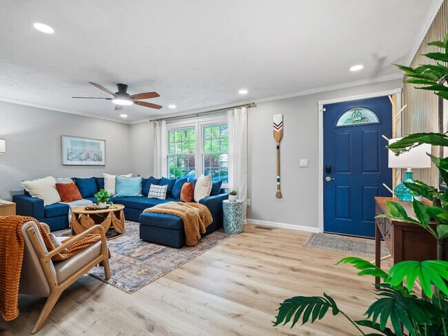 Foto del edificio - 5012 Hollyview Dr