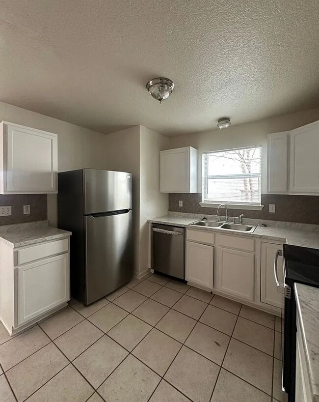 Building Photo - 2806 Leroy Cir