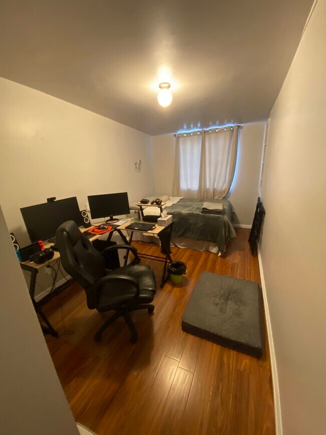 Dormitorio 2 - 317 E 17th St