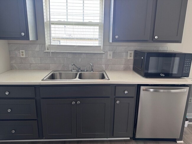 Foto del edificio - AVAILABLE NOW!!