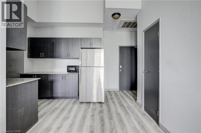 Building Photo - 275 Larch St