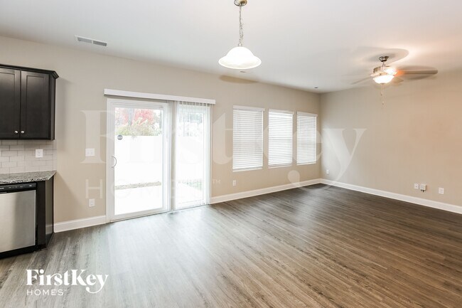 Foto del edificio - 9337 Sloan Forest Dr