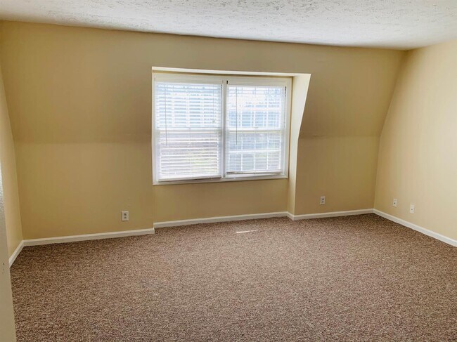 Building Photo - 904 Plaza Dr