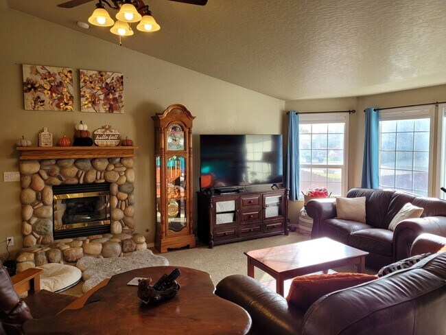 Foto del edificio - SHORT TERM LEASE OPTIONS! R.V Parking Near...