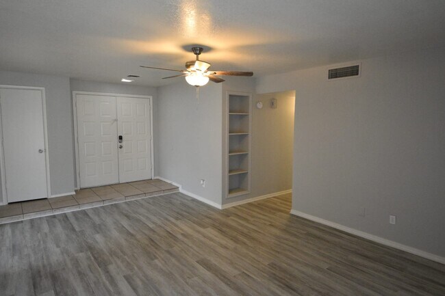 Foto del edificio - 8644 W Golden Ln