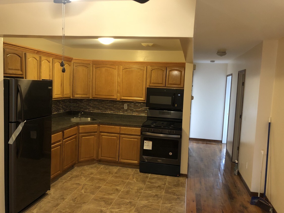 Kitchen - 99 E 57th St