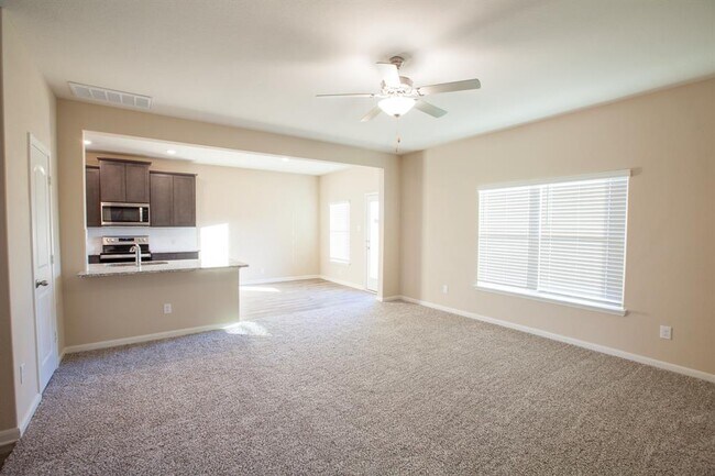 Building Photo - 1917 Dahlia Way