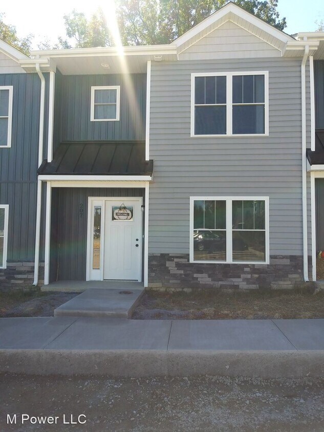 Primary Photo - 3 br, 2.5 bath House - 207 Swallow Dr.