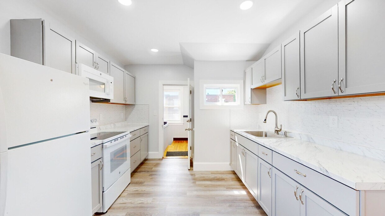 Foto principal - Avl 6/1 or sooner - Renovated 2BR in downt...