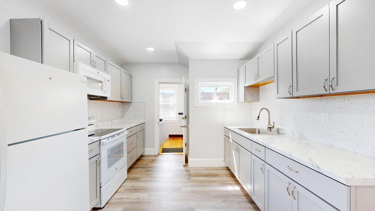 Primary Photo - Avl 6/1 or sooner - Renovated 2BR in downt...