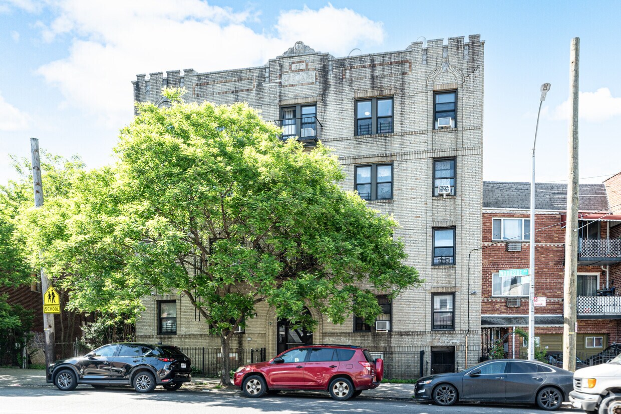 Foto del edificio - 7006 Woodside Ave