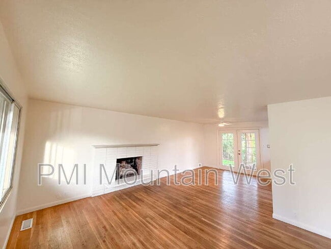Building Photo - 698 Doren Dr