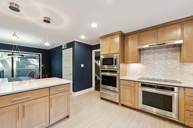 Building Photo - 5704 Sam Houston Cir
