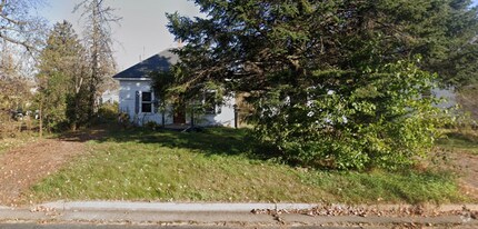 Building Photo - 317 E 10th St S