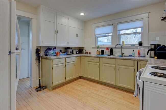 Building Photo - Single Family Home - 4+ Bedroom | 2 Bath